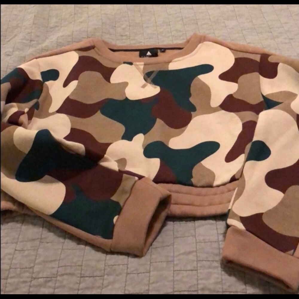 Balance athletica crop sweatshirt camo green.